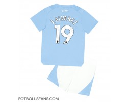 Manchester City Julian Alvarez #19 Replika Hemmatröja Barn 2023-24 Kortärmad (+ Korta byxor)